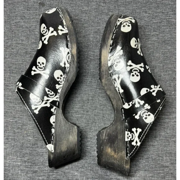 Cape Clogs 39 Black Patent Leather Wooden Scull Crossbone Comfort Swedish - Picture 6 of 9
